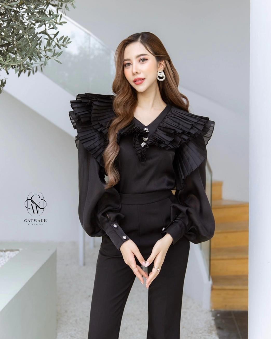 เสื้อครอปแต่งระบายอัดพลีท ผ้าซิลเนื้อดี เนื้อนุ่มใส่สบาย ตัวเสื้อเป็นทรงเข้ารูป คอวีแขนพองยาว ใส่สบาย : สินค้าคุณภาพ (พร้อมส่ง)