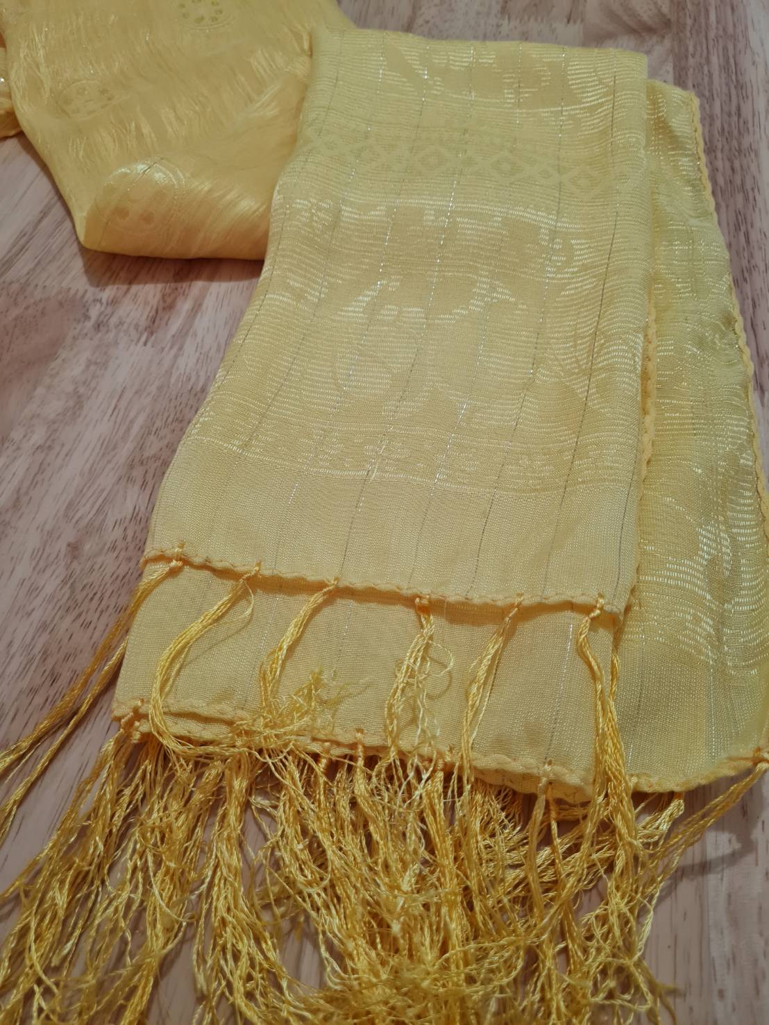 ผ้าพันคอ ผ้าคลุมไหล่ ผ้า silk สวยมาก (ของใหม่)