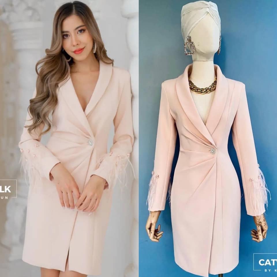 เดรสป้ายหน้า แต่งขนนกแขน เนื้อผ้าเกรดเอ เนื้อนุ่มใส่สบาย ตัวชุดเป็นทรงเข้ารูป ด้านหน้าป้ายกัน ปกตัว ชุดเป็นคอกล้วย จับจีบช่วงเอวแต่งกระดุมเพ็ชร ดูหรูมาก สินค้าคุณภาพ (พร้อมส่ง)