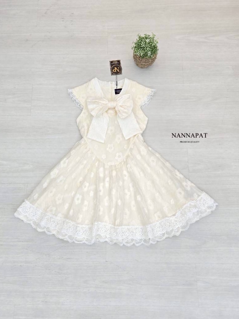 เดรสสั้น ผ้ามีเท็คเจอร์ลายดอกสวย แต่งชายลูกไม้ ชอบความโบว์ใหญ่น่ารักลงตัว มีซับในอย่างดี ใส่สบาย : สินค้าคุณภาพ (พร้อมส่ง)