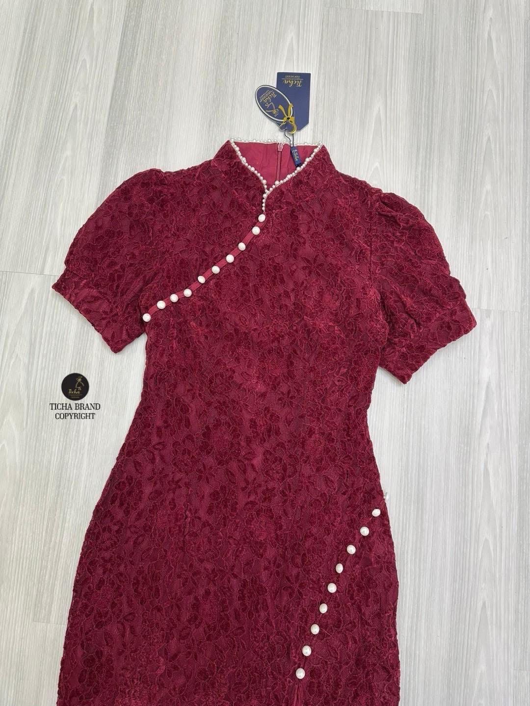 เดรสลูกไม้กี่เพ้าแขนตุ๊กตาสีแดงไวน์ ดีไซส์เย็บแต่งมุกขาวเด่นสวย (ซิปหลัง) ดีไซน์แต่งผ่าหน้าสวยมากผ้าลูกไม้นิ่มมาก ทรงสวยเข้ารูปเป๊ะ ใส่สบาย : สินค้าคุณภาพ (พร้อมส่ง)