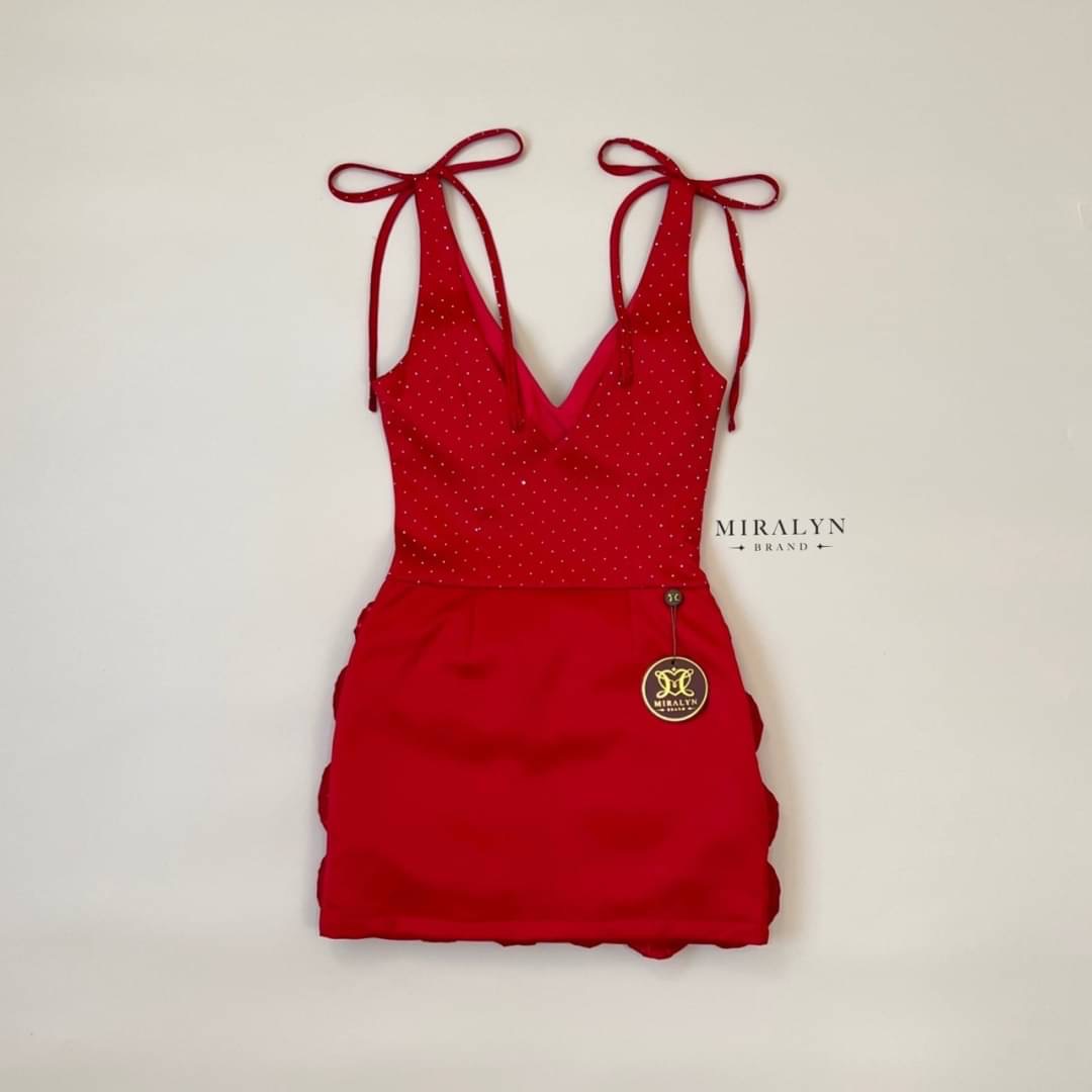 เดรสแขนกุดสีแดงผ้ารีดเพชรสายโบว์ที่บ่าเป็นสายแต่งเย็บติด เดรสเข้ารูปช่วงล่างเย็บด้านดอกไม้บานอกมีฟองน้ำเสริมทรงสวยน่ารักแซ่บๆเก๋ๆ งานมีซับและซิปหลังคะ ใส่สบาย : สินค้าคุณภาพ (พร้อมส่ง)