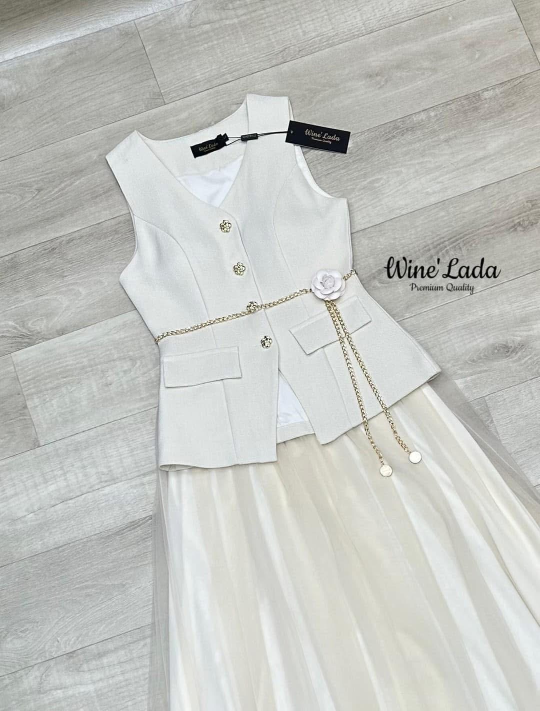 Set 4 Pcs. เช็ทเสื้อแขนกุดกระดุมหน้า เนื้อผ้ามีเทคเจอร์ มาพร้อมกระโปรงมุ้งสีเข้าเซ็ท มีเข็มกลัดดอกไม้และเข็มขัดโซ่ เพิ่มความลัคซู ทรงสวย เป๊ะ สวยหรู ดูแพง มากค่ะ ใส่แล้วผอมเพียว ซับในทั้งตัว ใส่สบาย : สินค้าคุณภาพ (พร้อมส่ง)