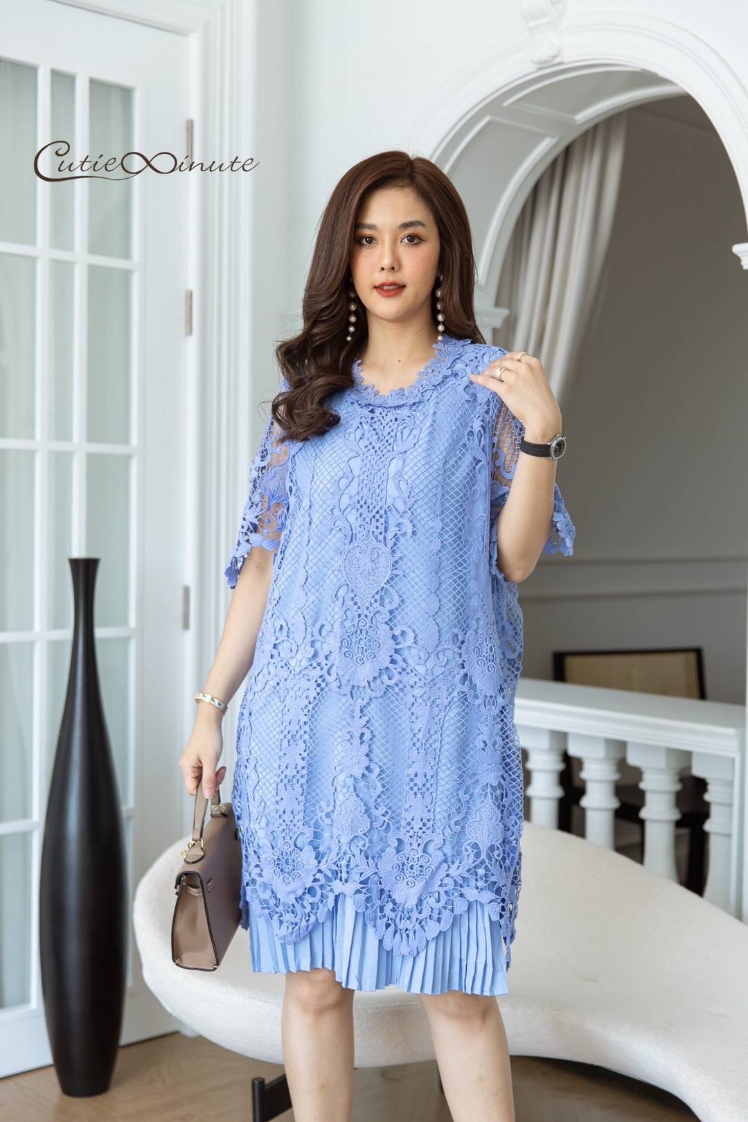 เดรสลูกไม้เนื้อหนาเกรดพรีเมี่ยม มาพร้อมลูกไม้เนื้อหนาสวยมากค่ะ ผสมผสานด้วยผ้าชีฟองอัดพลีทแน่นๆ ใส่สบาย : สินค้าคุณภาพ (พร้อมส่ง)