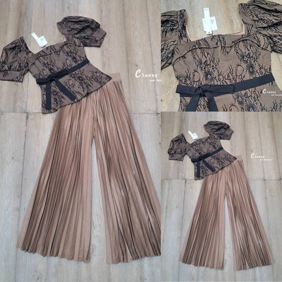 เซตเสื้อ+กางเกงขายาว เสื้อลูกไม้คอเหลี่ยม แขนตุ๊กตา แต่งริบบิ้นดำรอบเอวด้านหน้าผูกเป็นโบว์ ชายเสื้อบานเล็กน้อยช่วยพรางหุ่นได้ดีนะคะ ใส่สบาย : สินค้าคุณภาพ (พร้อมส่ง)