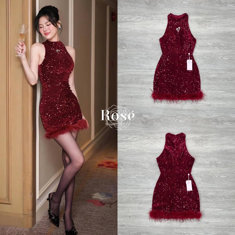 มินิเดรสผ้ากำมะหยี่สีแดง เนื้อผ้ามีแผ่นวิ๊ง ชายเดรสมีแต่งขนนกฟู และมีเข็มกลัดแยกชิ้นมาด้วย ใกล้เทศกาลปาร์ตี้แล้ว ใส่สบาย : สินค้าคุณภาพ (พร้อมส่ง)