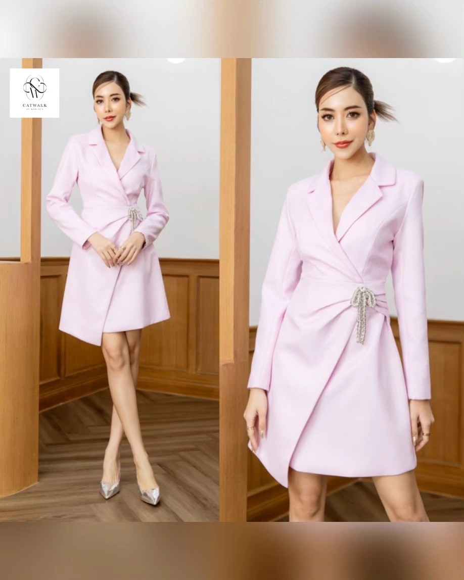 เดรสปก เทเล่อร์แต้งโบว์เพชร เนื้อผ้าเกรดเอมีลายทอในตัว ตัวชุดเป็นปกเทเล่อร์ทรงเข้ารูป กระโปรงเป็นทรงเอ ใส่สบาย สินค้าคุณภาพ (พร้อมส่ง)