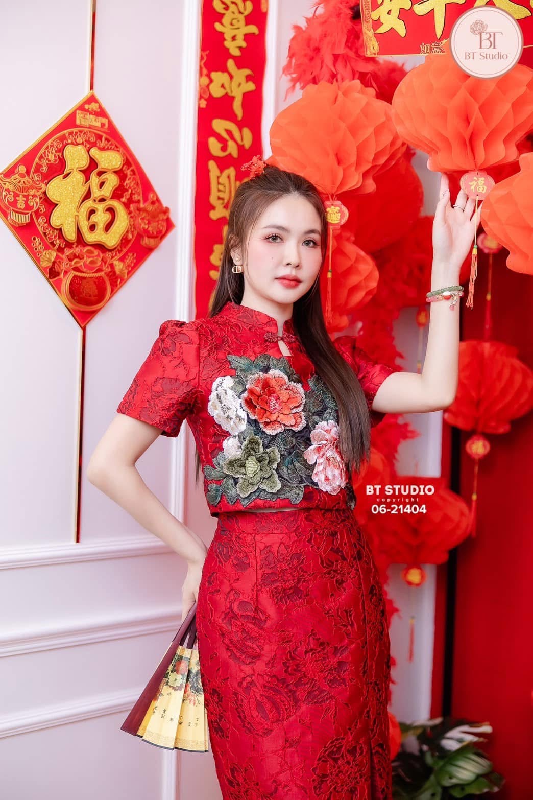 เซท 2 ชิ้น เสื้อแขนสั้นแต่งคอจีน แต่งปักดอกไม้กลางอกสวย ๆ มาพร้อมกระโปรง ยาวประมาณเข่าแต่งผ่าหน้า ใส่สบาย : สินค้าคุณภาพ (พร้อมส่ง)