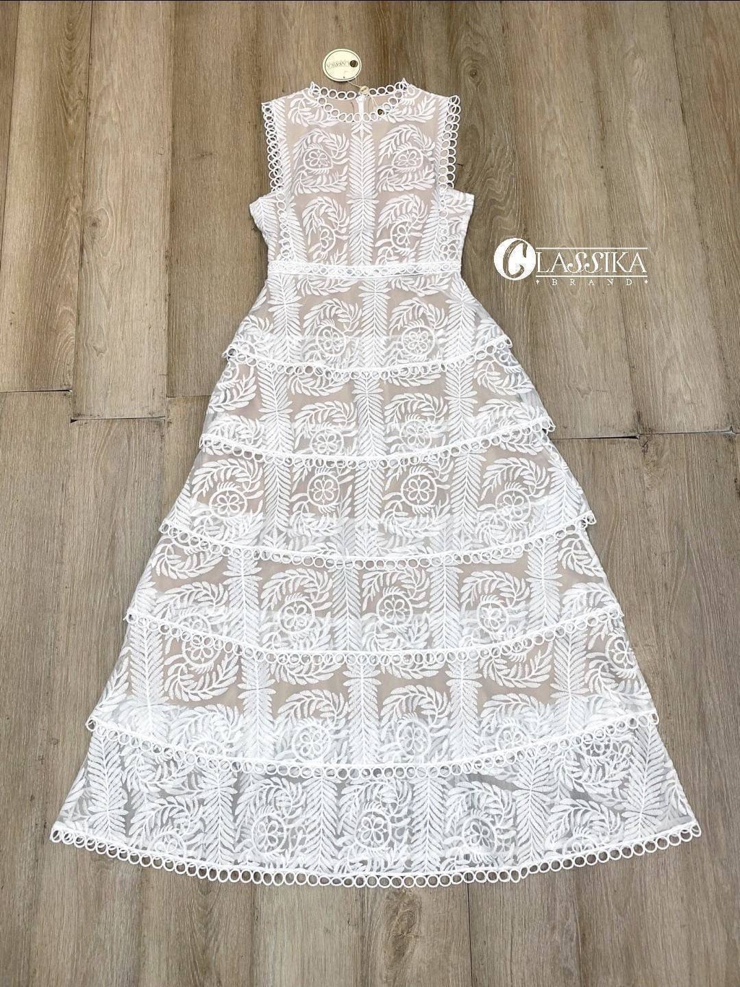 ชุดเดรสกระโปรงยาว แขนกุด ผ้าลูกไม้ ซีทรูมีลวดลาย แต่งฉลุ ช่วงกระโปรงไล่ระดับเป็น ชั้น ๆ มีฟองน้ำและซับในสีเนื้อตัดกันอย่างสวย ใส่สบาย : สินค้าคุณภาพ (พร้อมส่ง)