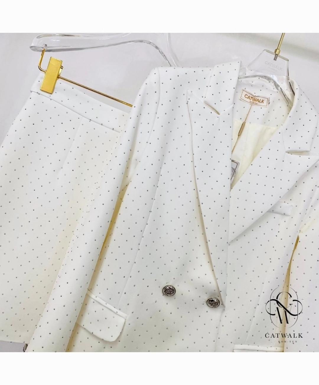 เซตัวสูท แต่งเพชร+กระโปรง เนื้อผ้าเกรดเอ เนื้อผ้ามีเพชร เม็ดเล็กทั้งตัว ใส่สบาย สินค้าคุณภาพ (พร้อมส่ง)