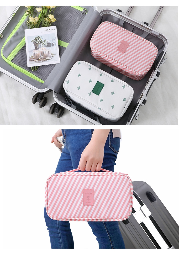 กระเป๋าใส่ชุดชั้นใน กางเกงชั้นใน มีกระเป๋าแยกเก็บ ผลิตจากโพลีเอสเตอร์กันน้ำ มีให้เลือก 9 ลาย