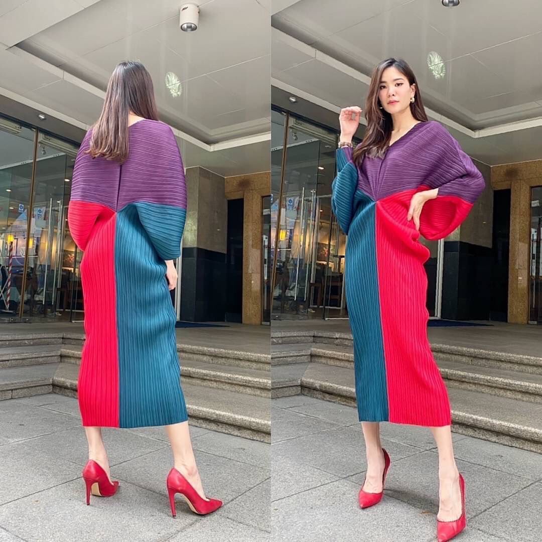 Dress อัดพลีท 100% งานนำเข้า เนื้อเดียวกับงานแบรนด์ 🤗 ดีไซด์ตัวยาว แขนผีเสื้อ 🦋 อัดพลีทแน่นๆ เพิ่มความหรู ด้วยการเล่น 🔷🔶 สีตัดสี่เหลี่ยม สแควร์แบบใหญ่สุดคลาสิค . สินค้าคุณภาพ (พร้อมส่ง)