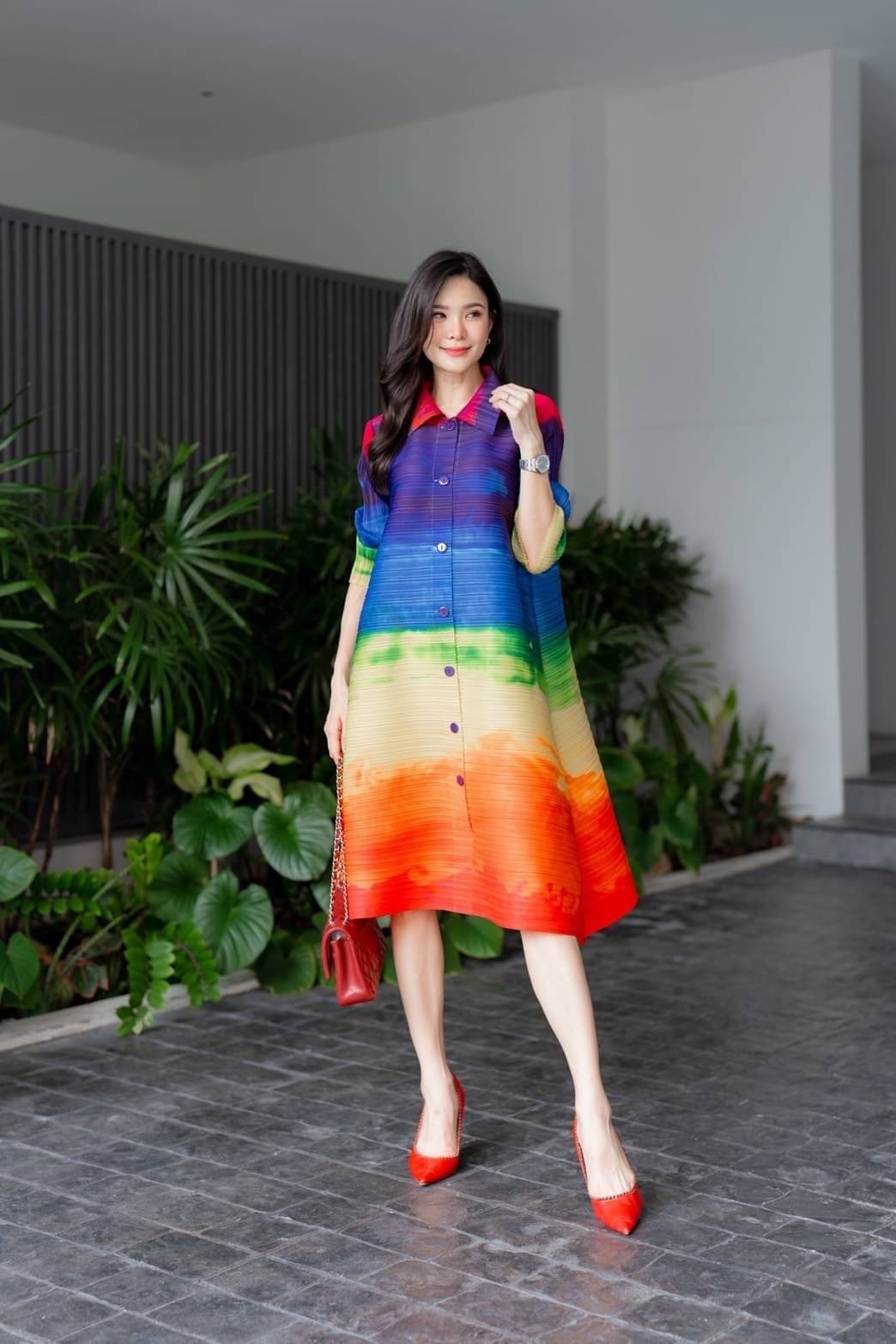 ชุดเดรส อัดพลีท คอปกเล็ก แขน 4 ส่วน แต่งกระดุมเรียงยาว ดีเทลแน่นๆ ด้วยลายกราฟฟิค สีสดสวยมว้ากกก ใส่สบาย : สินค้าคุณภาพ (พร้อมส่ง)