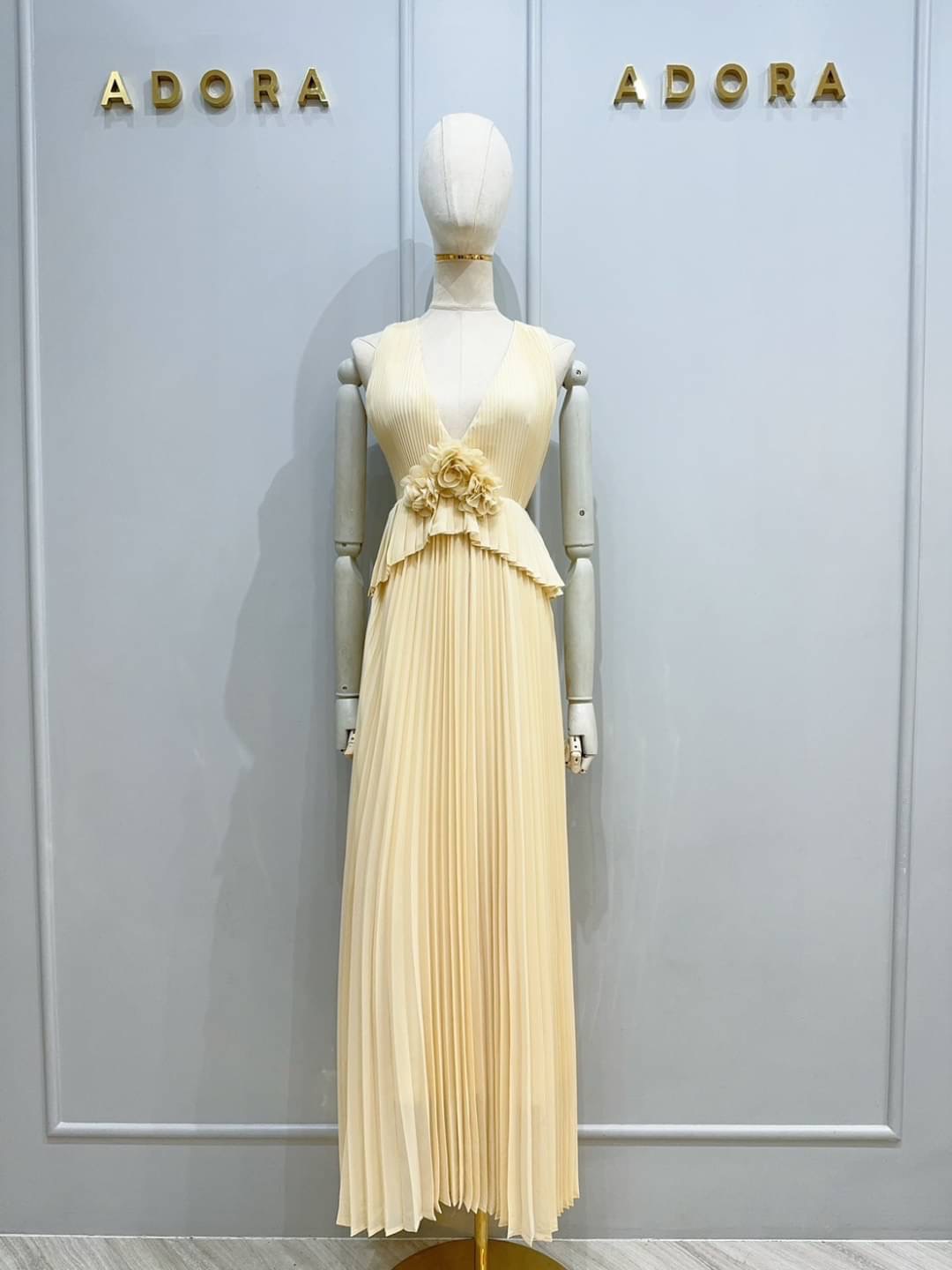 แม๊คซี่เดรสดีไซน์คอวี ตกแต่งอะไหล่ดอกไม้ผ้าด้านหน้า ตัวเดรสใช้เนื้อผ้าชิฟฟอนเกรดพรีเมี่ยมทั้งตัว อัดพลีททั้งตัว ดีไซน์กระโปรงยาว ใส่สบาย : สินค้าคุณภาพ (พร้อมส่ง)