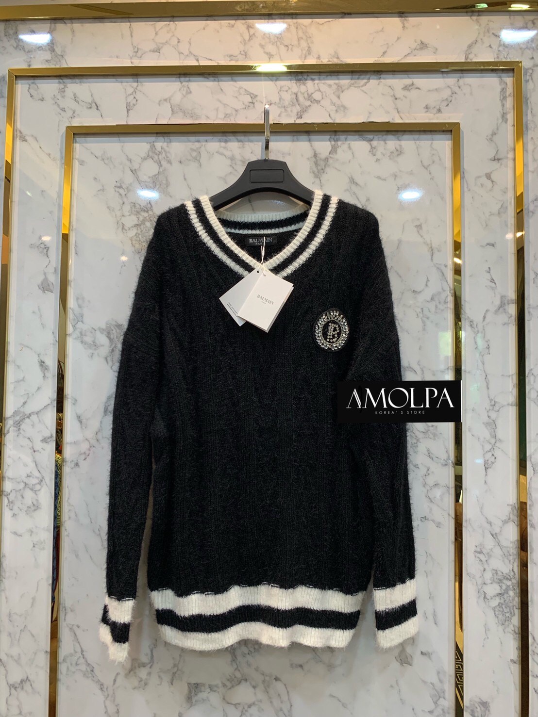 เสื้อ TOP SWEATER งานไฮเอนนนน ดีไซน์เก๋ๆ คอวี หน้าอกปักLOGO ผ้าหนานุ่มเด้งนิ่ม มากรุ่นนี้ การันตรี งานผ้าใส่สบาย ไม่ร้อนเลยตัวนี้ งานสวยมาก งานคุณภาพการันตรี ป้าย Tag : สินค้าคุณภาพ (พร้อมส่ง)