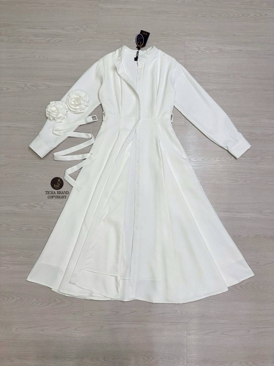 Maxiเดรสคอจีนแขนยาว สีขาว ทรงสวย มีเข็มกลัดดอกไม้3Dดอกใหญ่ที่ปลายแขน เพิ่มมิติให้กับชุด ช่งกระโปรงพริ้วสวย ด้านหน้าแต่งกระดุมเรียงยาวใช้งานได้จริง และมาคู่เข็มขัดใส่ปรับเข้ารูปให้ทรงสวย ใส่สบาย : สินค้าคุณภาพ (พร้อมส่ง)