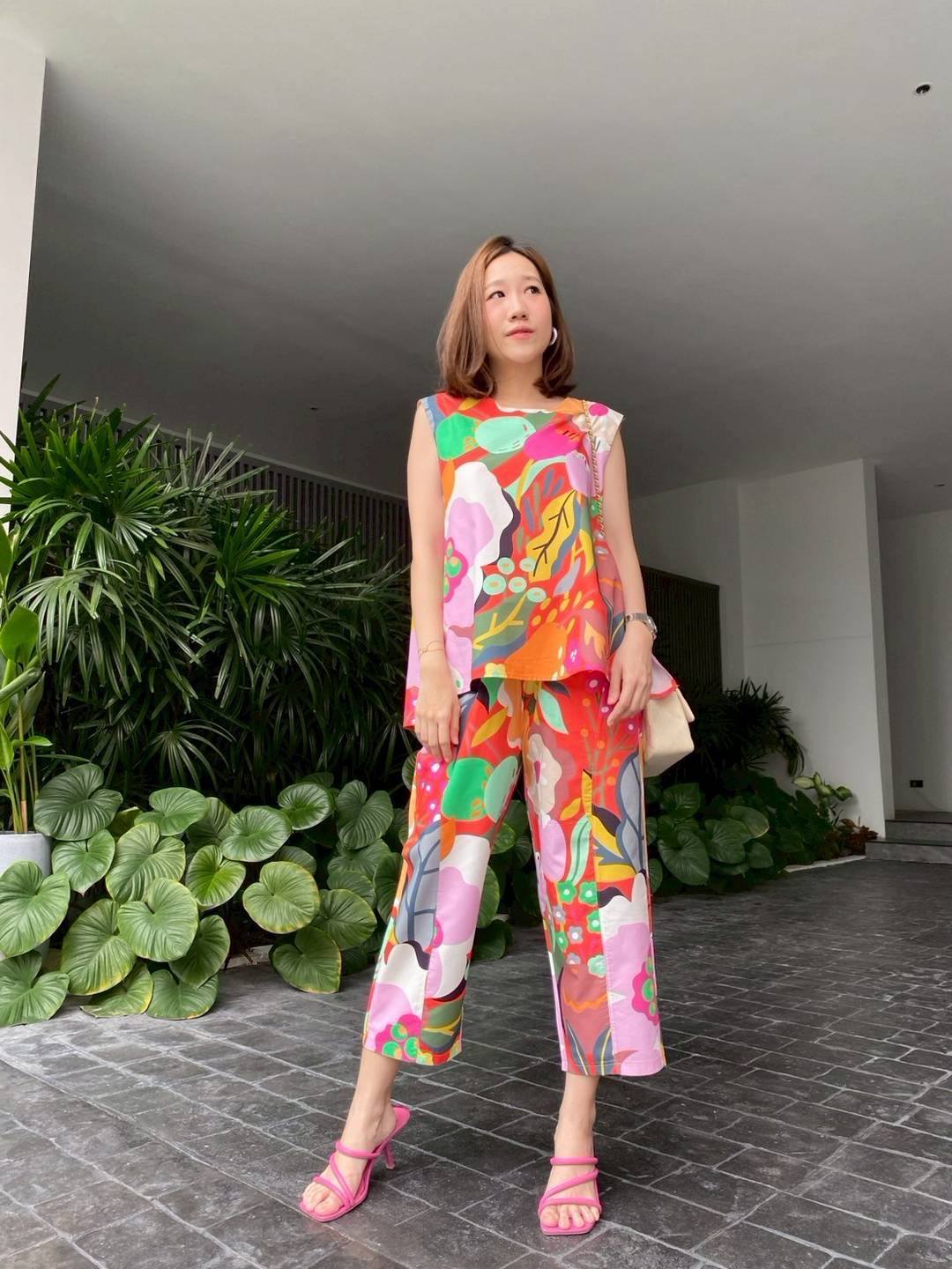 ชุดเซตแขนกุด กางเกง 5 ส่วน แพตเทิร์นน่าร๊ากกกก มาแล้วคร้า เสื้อคอกลม แขนกุด แต่งกระดุมด้านหลัง กางเกงสมอค ตัดต่อจีบด้านหน้า เกร๋ ใส่สบาย : สินค้าคุณภาพ (พร้อมส่ง)
