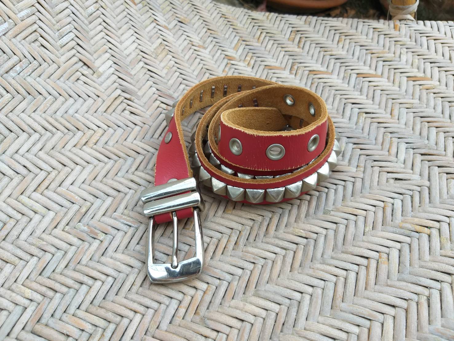 เข็มขัดหนังแท้ ติดหมุดแนวร็อค สวยมาก