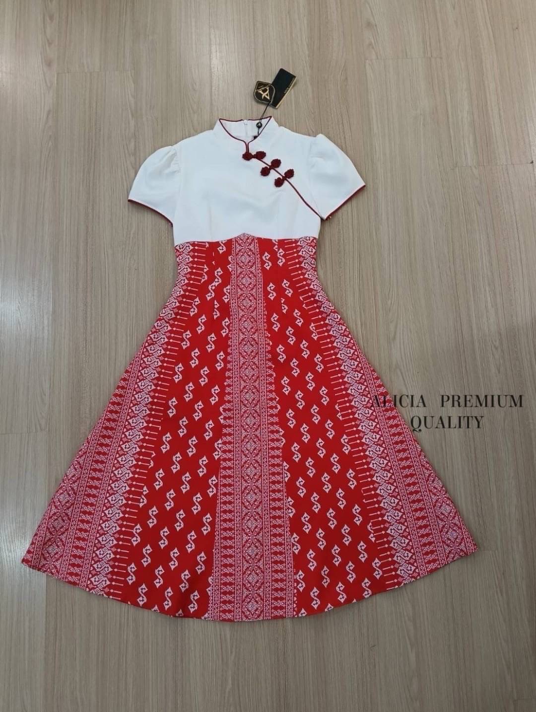 เดรสยาวจีนแบบดั้งเดิม แขนสั้นคอจีน ช่วง บนสีขาวแต่งเฉียงติดกระดุมจีนสีแดง ครึ่งตัวล่าง แต่งด้วยลายผ้าถุงประยุกต์ ใส่สบาย : สินค้าคุณภาพ (พร้อมส่ง)