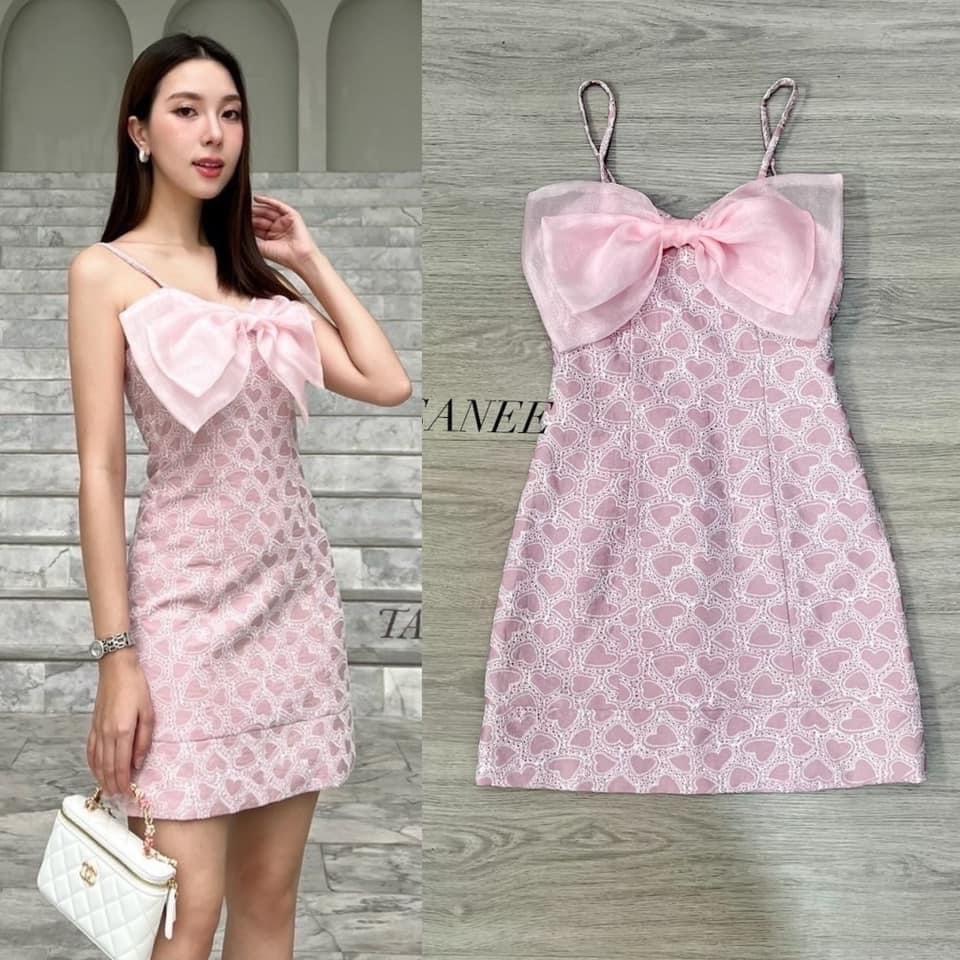 มินิเดรสแต่งโบชมพูตรงอกใช้ผ้าวิ้งๆ ผ้าลูกไม้ลายหัวใจชมพู หวานมาก ใส่สบาย : สินค้าคุณภาพ (พร้อมส่ง)