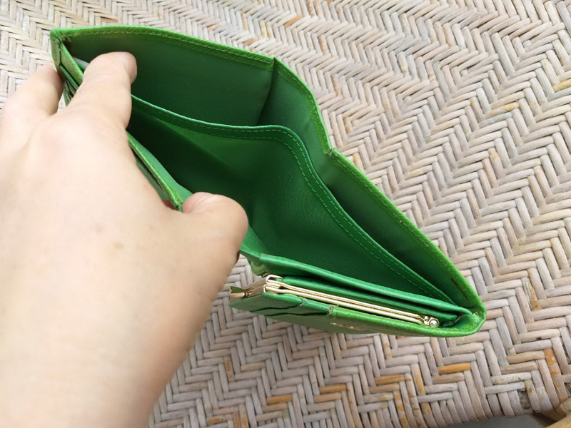 กระเป๋าสตางค์ หนังแท้สีเขียว ช่องเยอะ สวยค่ะ