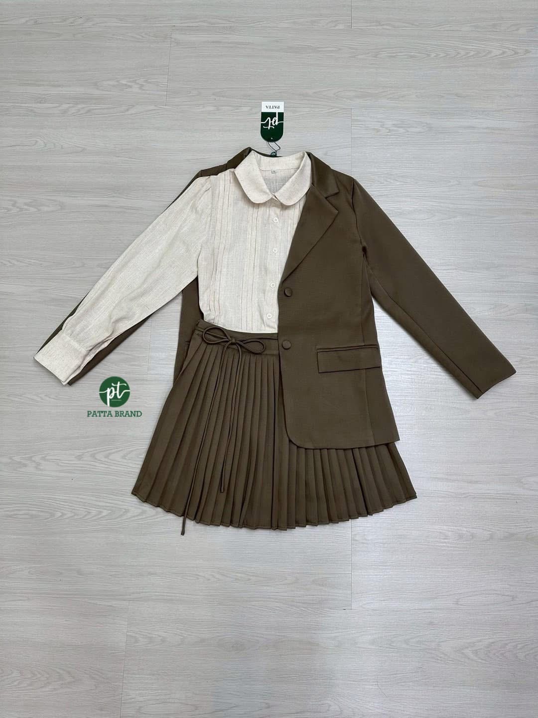 Set 3 ชิ้น เสื้อเชิ๊ตคอบัวแขนยาวด้านหน้ามีกระดุมใช้งานได้จริงและจับจีบที่ตัวเสื้อดีเทลสายผูกหลัง เนื้อผ้ามิลินไม่บาง มาคู่กับเสื้อคลุมสูทแขนยาว มีกระดุมหน้าและมีกระเป๋าล้วงได้เก๋ๆ มาพร้อมกับกระโปรงสั้น ใส่สบาย : สินค้าคุณภาพ (พร้อมส่ง)