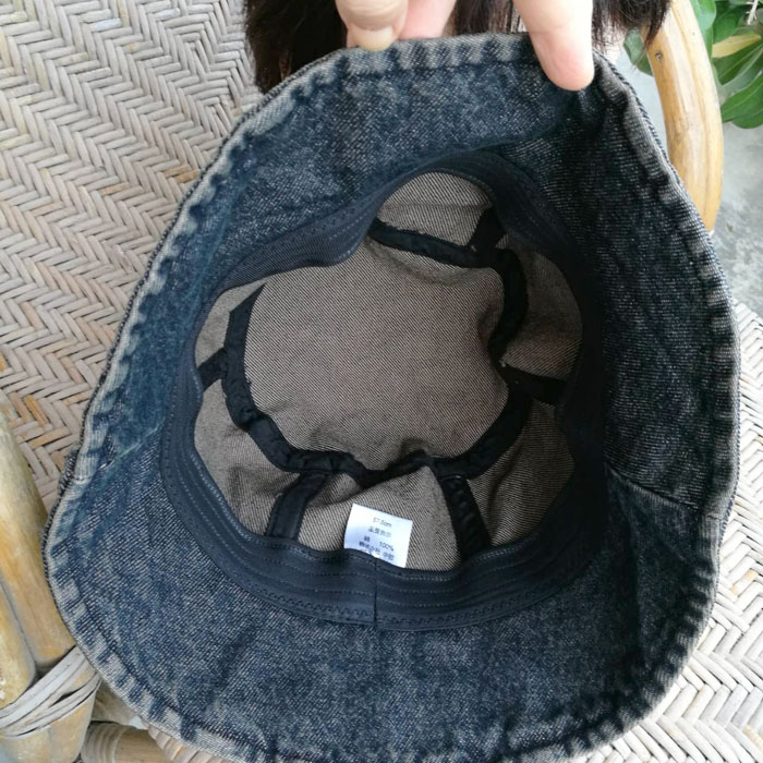 หมวกปีกกว้างผ้ายีนส์สีดำแต่งลูกปัด