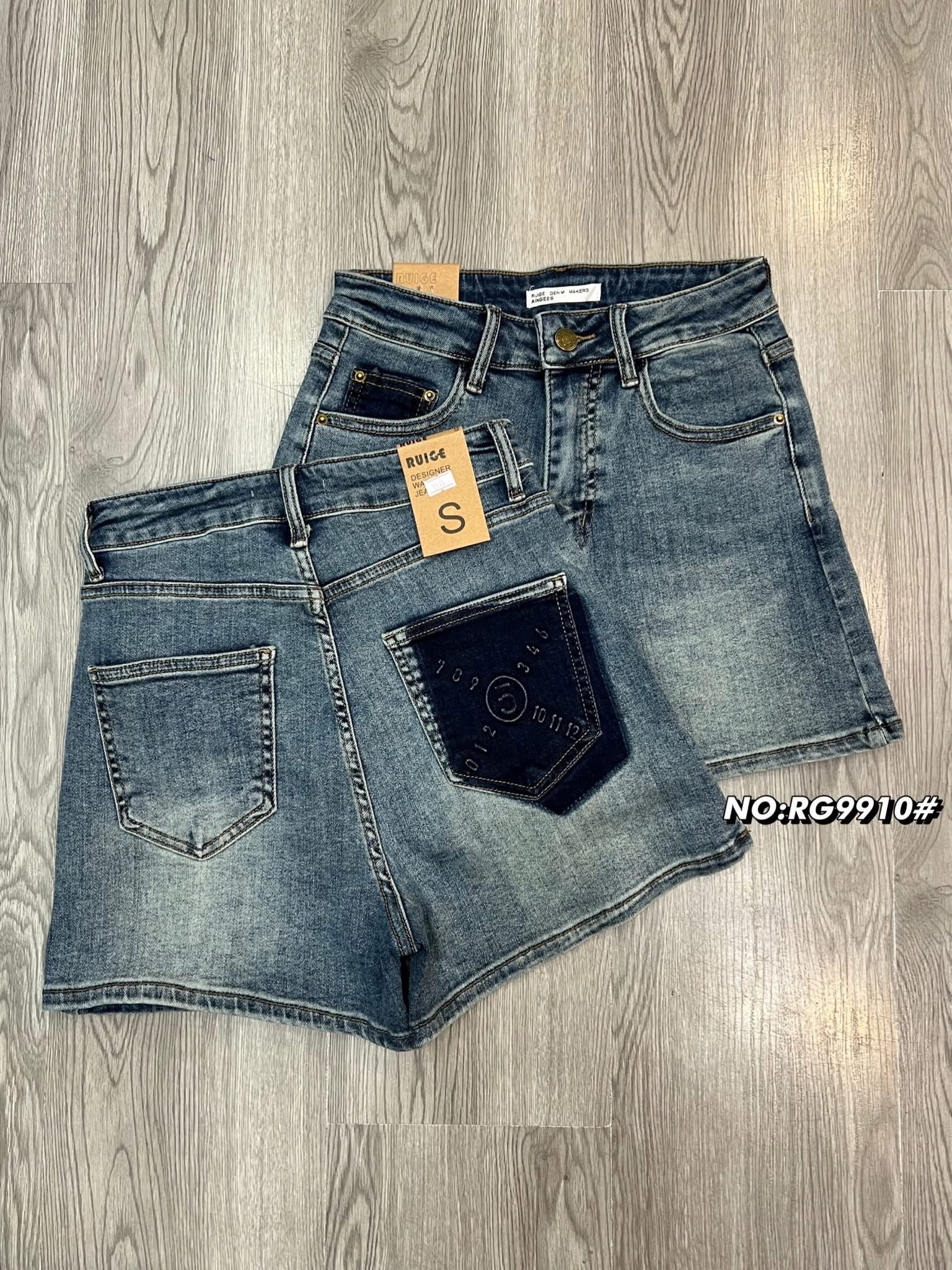 กางเกงยีนส์ขาสั้น (ผ้ายืด) ทรงเอวสูง ทำจากผ้ายีนส์เนื้อแท้อย่างดี สีคือสวยมากๆ ดูแพง ทรงสวย ใส่สบาย ดีเทลช่วงกระเป๋าหลังเก๋ๆ ใส่สบาย : สินค้าคุณภาพ (พร้อมส่ง)