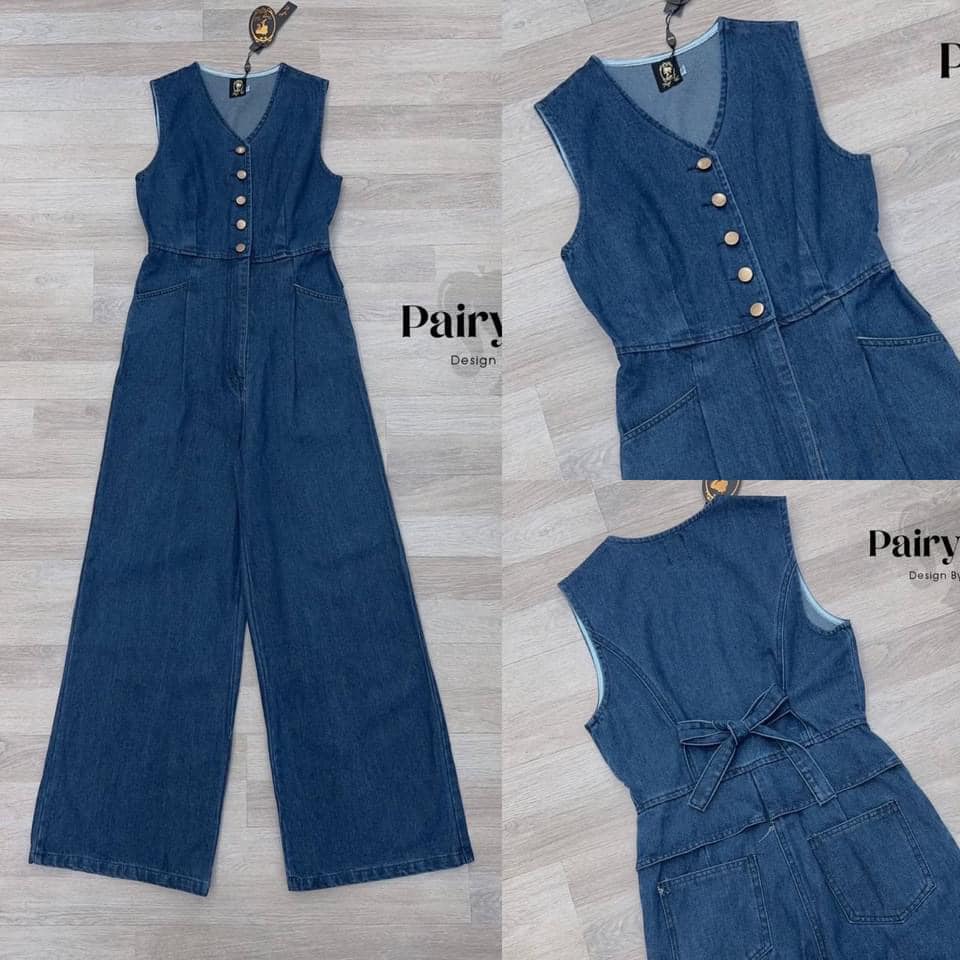 จั้มสูทยีนขายาวแขนกุด คอวีกระดุมไม้..ด้านหลังมีเชือก สำหรับผูกโบว์ มีกระเป๋าหน้าหลัง. ใส่สบาย สินค้าคุณภาพ (พร้อมส่ง) .