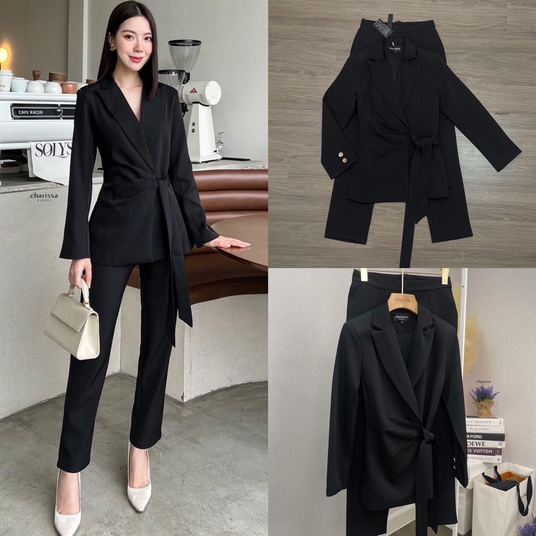 Set suit 2 ชิ้น เสื้อสูททรงยาวเข้ารูป แต่งจับจีบดูผอมเพรียม มีเสริมบ่าบางๆ กับสายผูกเอวเย็บติดด้านหน้า พร้อมกางเกงเป็นทรง9 ส่วน สินค้าคุณภาพ (พร้อมส่ง)