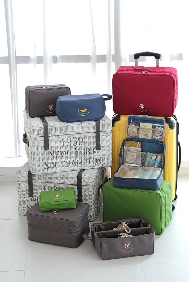 กระเป๋าจัดระเบียบเดินทาง, กระเป๋าจัดระเบียบเสื้อผ้า เสียบที่จับของกระเป๋าเดินทางได้ มีช่องใส่สองชั้นกั้นด้วยช่องตาข่าย ผลิตจากโพลีเอสเตอร์กันน้ำ