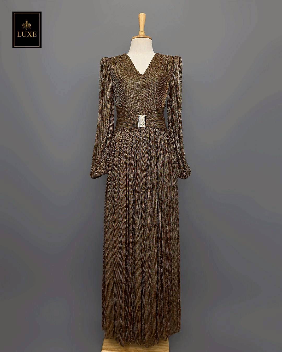 แม็กซี่เดรสเสื้อคอวีแขนยาว กระโปรงจีบรูดรอบตัว ☑️ดีเทลมีผ้าคาดเอว แต่งด้วยหัวเข็มขัดเพชรสีทอง ใส่สบาย : สินค้าคุณภาพ (พร้อมส่ง)