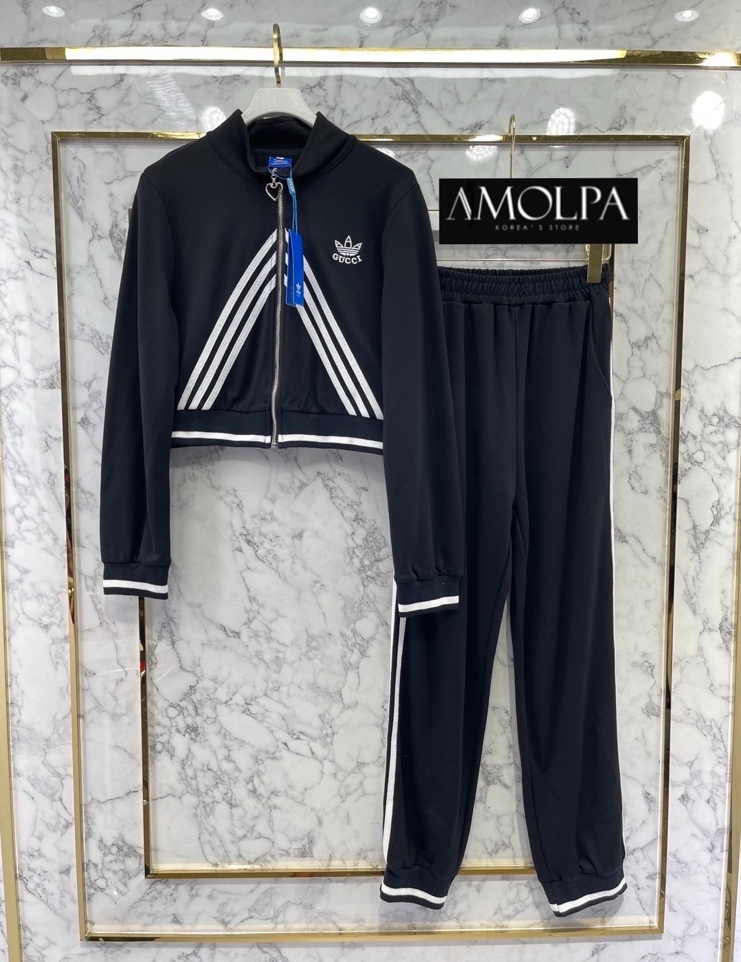 SET งานแบรนด์ แถบข้าง คอลเลคชั่นใหม่ ตัวเสื้อแต่งแถบแขนยาวซิปหน้า ปัก LOGO ที่หน้าอก มาพร้อมกางเกง ผ้าอย่างดี ใส่สบาย สินค้าคุณภาพ (พร้อมส่ง)