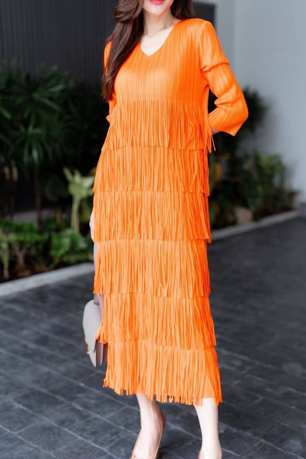 เดรสอัดพลีท คอวี แขนยาว แพตเทิร์นดีงามมว้ากเล่นระดับ ชายพู่ ถึง 6 ชั้น ได้อย่างลงตัว ฟรุ๊งฟริ๊ง ใส่สบาย : สินค้าคุณภาพ (พร้อมส่ง)