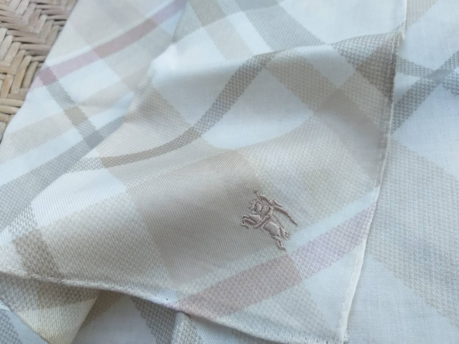 ผ้าเช็ดหน้าแบรนด์เนม BURBERRY