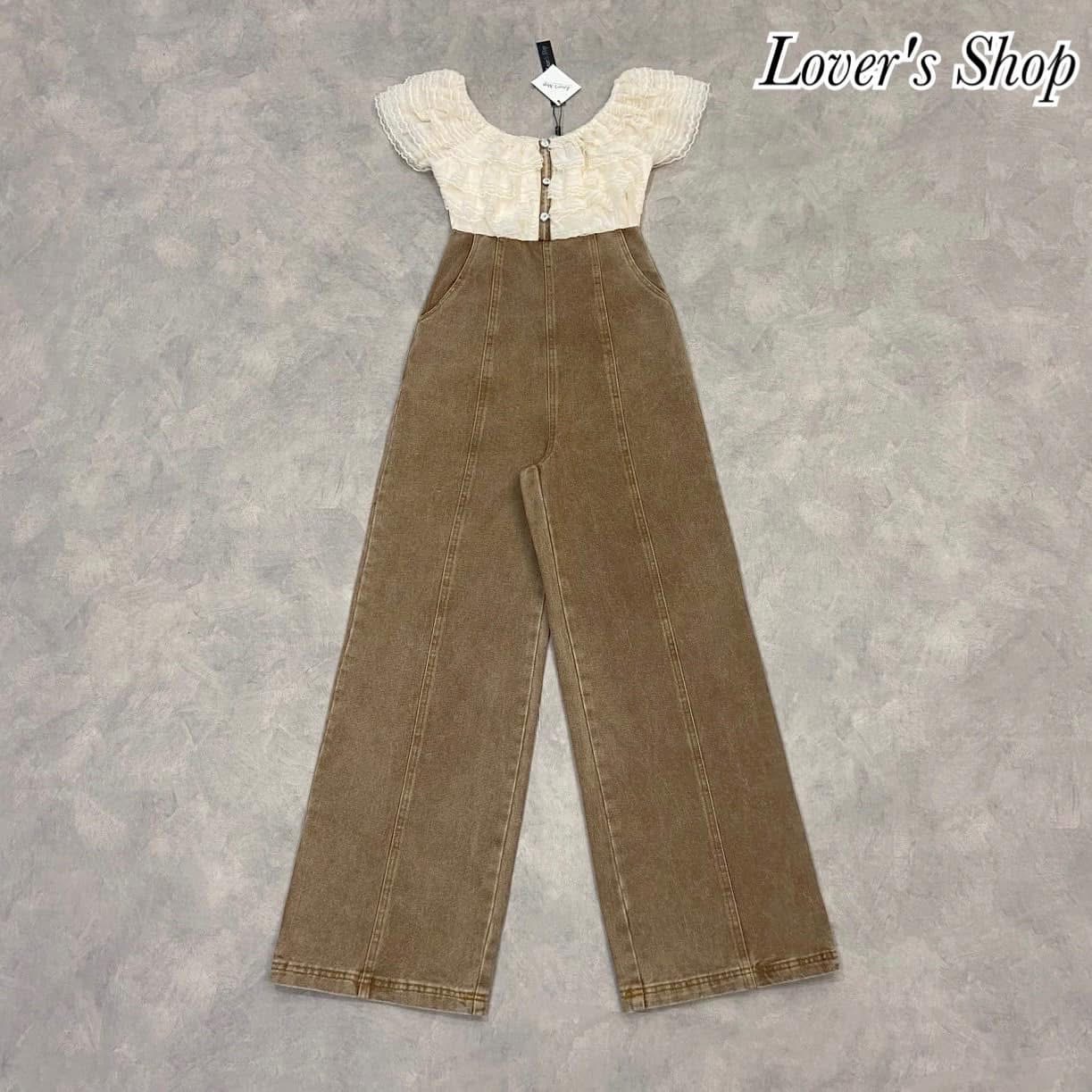 จั้มสูทยีนส์เสื้อลูกไม้ ทรงน่ารักดีเทลช่วงเสื้อใช้ผ้าลูกไม้เย็บระบายแต่งกระดุมเพชรช่วงกางเกงเป็นทรงเอวสูง ใส่แล้วแลดูขายาวหุ่นดี ทรงขากระบอกกลาง ใส่สบาย : สินค้าคุณภาพ (พร้อมส่ง)