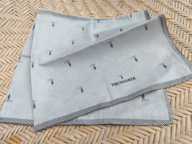 ผ้าเช็ดหน้าชาย TRUSSARDI ผ้าดีมาก อย่างหรู