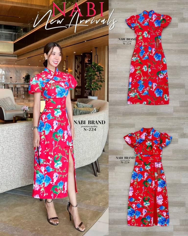 เดรสกี่เพ้าแขนตุ้กตาพองๆ สีแดงสด พิมพ์ลายดอก มีกุ้นขอบจีนสีแดง และแป้นสีแดง เดรสผ่าหน้า ทรงเรียบหรูดู แพง งานซิบหลัง ใส่สบาย : สินค้าคุณภาพ (พร้อมส่ง)