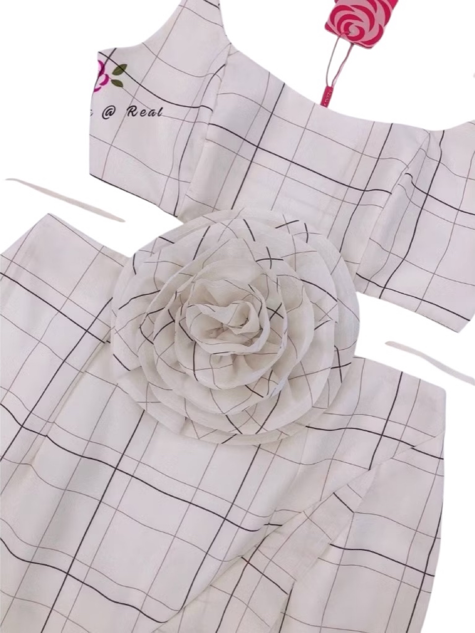 เดรสสายเดี่ยวตัวยาวสวยทรงดี งานสวยเรียบดูดีสุดๆตัวชุดเลือกใช้ผ้าเนื้อสวยเป๊ะตามแบบฉบับ ด้านข้างเว้าเซ็กซี่ด้านหน้าแต่งดอกไม้สวยโดดเด่น ท่อนล่างเดรสทรงสอบสวย ด้านหน้าผ่าเว้าสูง ใส่สบาย : สินค้าคุณภาพ (พร้อมส่ง)