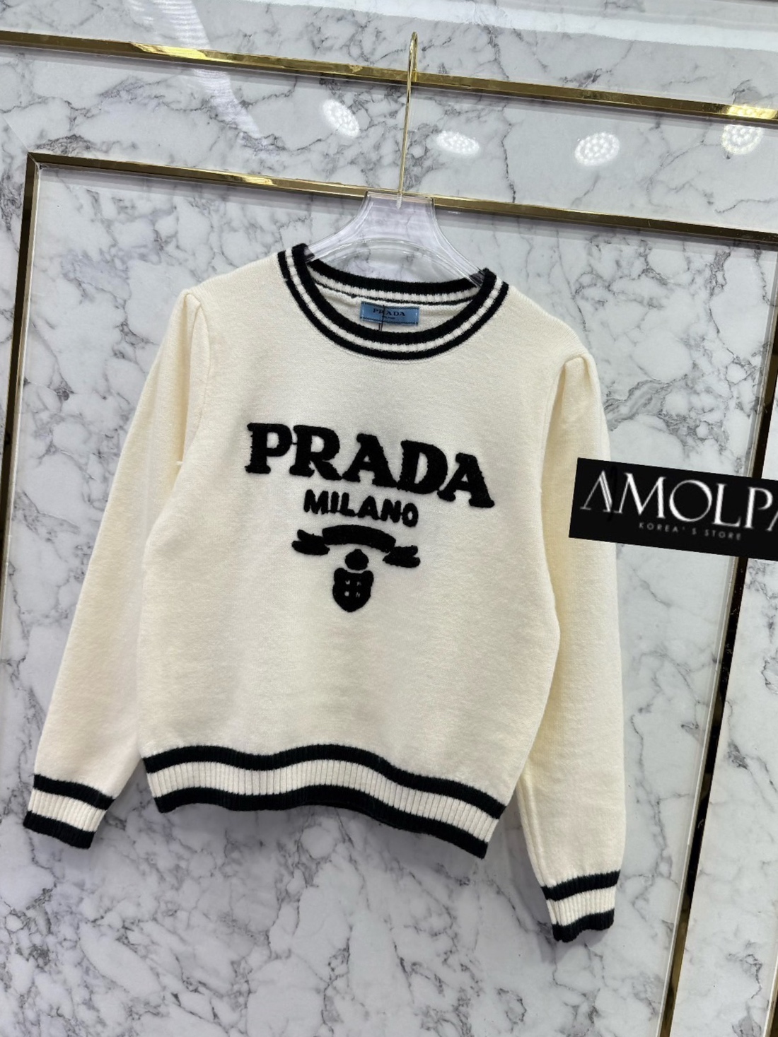 SWEATER PRADA KNIT งาน Hiend ตัวเสื้อเป็นงานไหมพรมระดับหนานุ่มแน่นๆ เนื้องานละเอียดมาก เนื้องานตามช๊อป ชน ช๊อปเลยนะคะ ใส่สบาย : สินค้าคุณภาพ (พร้อมส่ง)