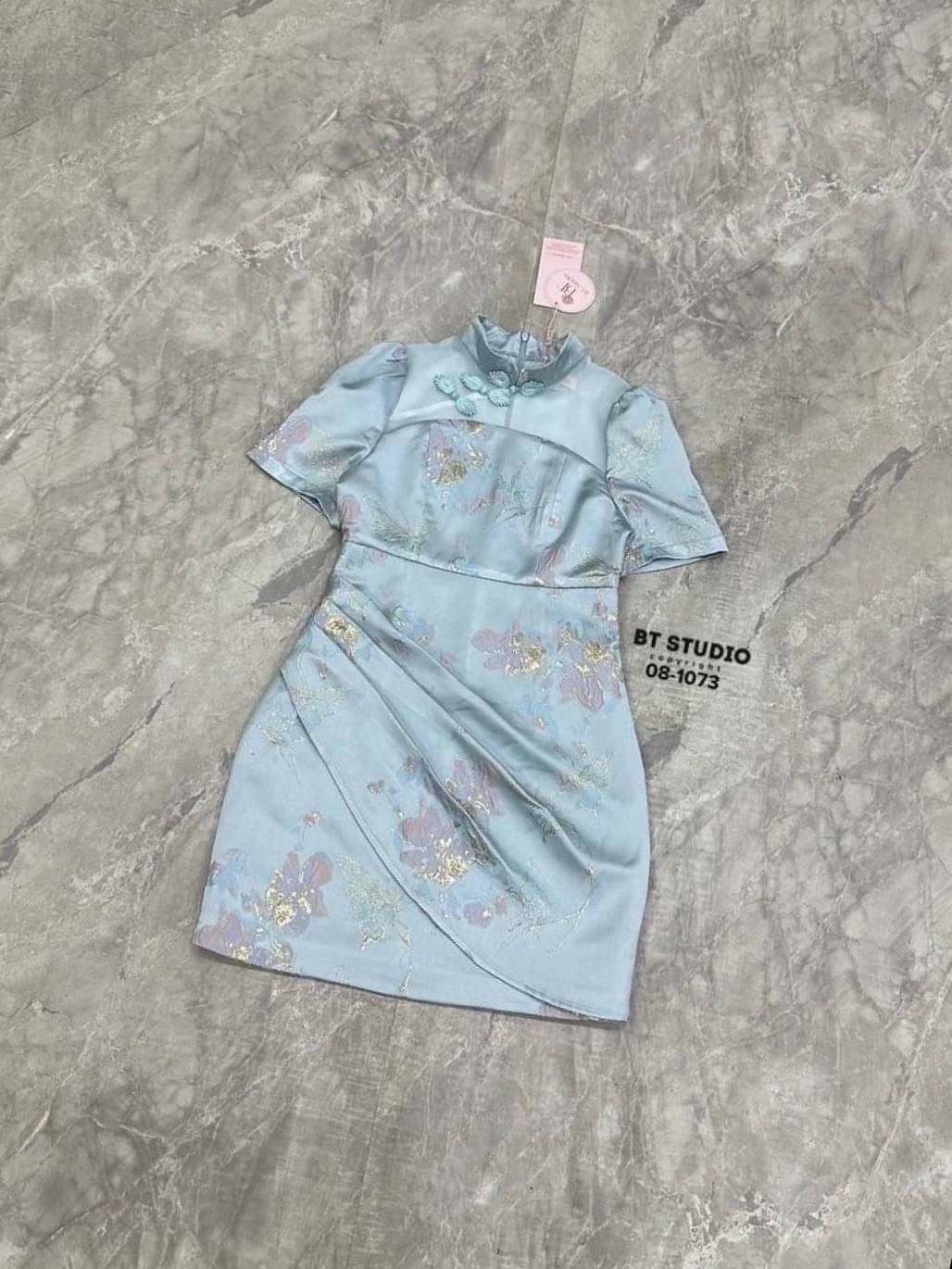 เดรสสั้นกี่เพ้าสีฟ้าละมุล น่ารักมากคร้าา ช่วงคอแต่งสไตล์จีนติดกระดุมไล่เรียงเฉียงข้าง ตัดแต่งซีทรูช่วงบนอก งานผ้าทอลายดิ้นสีทองงานสวยเนื้อผ้าดี คัตติ๊งเป๊ะ มีซับในซิปหลัง ใส่สบาย : สินค้าคุณภาพ (พร้อมส่ง)