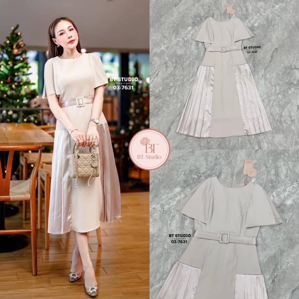 เดรสคลุมเข่า แขนสั้นปิดต้นแขนผ่ากลางแขน กระโปรงบานออกด้านข้างชายกระโปรงแต่งจับจีบด้วยผ้ามันทั้งสองข้าง มาพร้อมเข็มขัดเส้นเล็กคาดกลางตัวจ้า ใส่สบาย : สินค้าคุณภาพ (พร้อมส่ง)