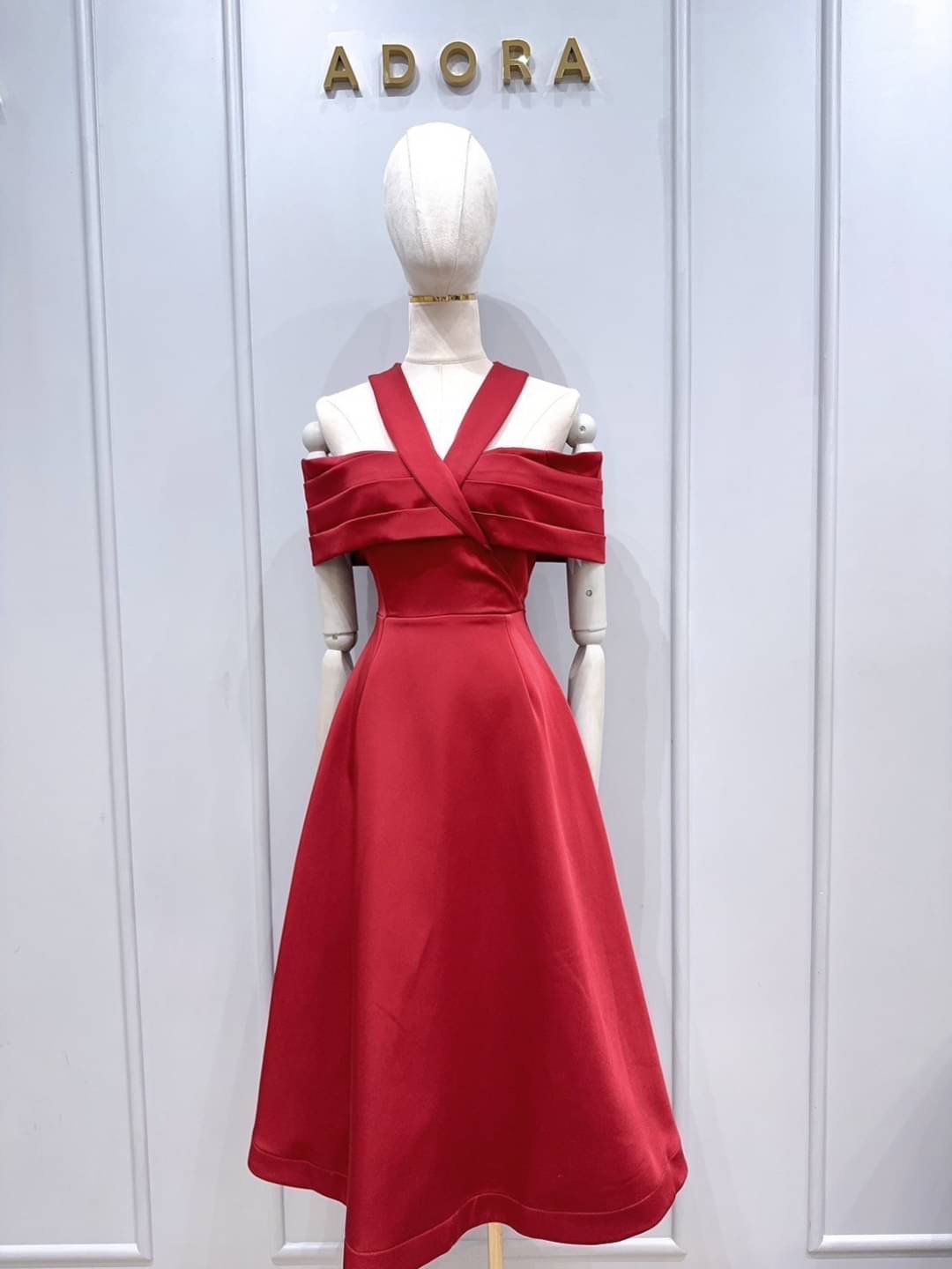 แม๊คซี่เดรสดีไซน์คอวีแบบไขว้แต่งดีเทลจับจีบช่วงอกกระโปรงทรงเอาบานสวิง ตัวเดรสใช่เนื้อผ้าเกรดพรีเมี่ยม มีน้ำหนักทิ้งตัวสวยๆ มีซับใน เป็นงานซิปหลัง ใส่สบาย : สินค้าคุณภาพ (พร้อมส่ง)