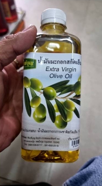 น้ำมันมะกอกสกัดเย็น extra virgin olive oil 100% (พิมพ์บุญ) ขนาด 500 มล. ► วัตถุดิบเป็นมะกอกล้วนๆจากธรรมชาติ 100% ไม่มีสารเคมีทุกชนิด สกัดเย็นเพื่อคงคุณค่าของสารอาหารสำคัญๆไว้อย่างครบถ้วน