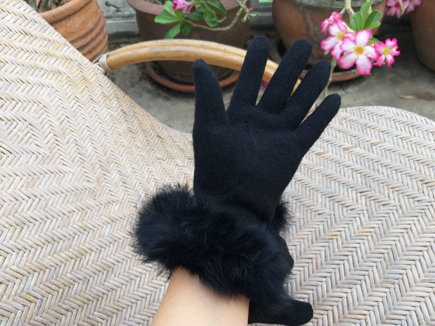 ถุงมือผ้าขนสัตว์สีดำ ข้อมือเฟอร์ (ของใหม่)