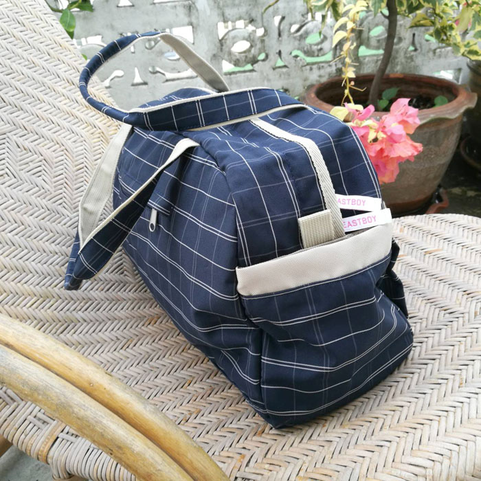 กระเป๋าเสื้อผ้า EASTBOY ขนาดกลางๆ กำลังสวย