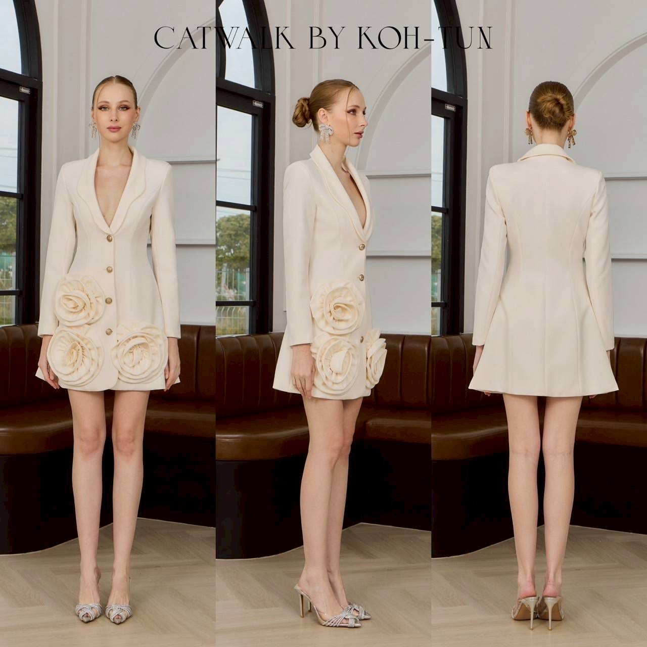 เดรสแต่งปลายดอกกุหลาบ เนื้อผ้าเกรดเอ ตัวชุดเป็นทรงเข้ารูปกระโปรงเป็นทรงเอเล็กน้อย ปกตัวชุดแต่งของเป็นโค้งสวยงาม ปลายชุดแต่งด้วยกุหลาบผ้าดอกใหญ่ดูโดดเด่นสุดๆ ใส่สบาย : สินค้าคุณภาพ (พร้อมส่ง)