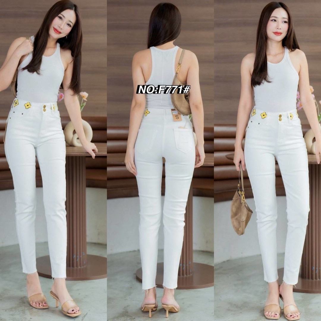 กางเกงยีนส์สีขาวรุ่นใหม่มาแล้วคะ เอวสูง ขอบเอวหนาแต่งกระดุม 2 เม็ด ดีเทลขอบเอว หน้า-หลัง มีปักลายLV ดูแพงสุดๆ ใส่สบาย : สินค้าคุณภาพ (พร้อมส่ง)