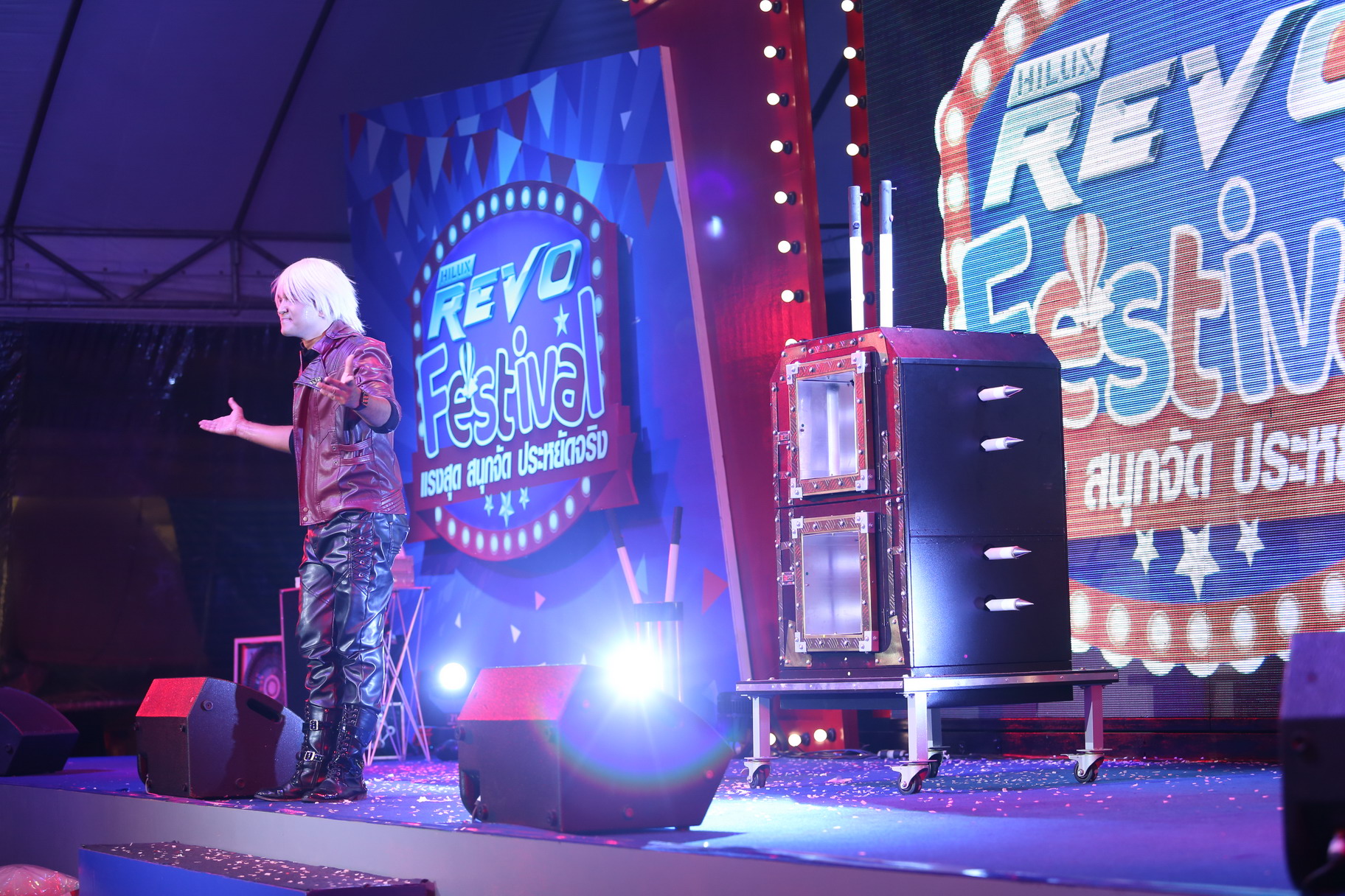 มายากล นักมายากล การแสดง โชว์ Magic Show "งาน HILUX REVO FESTIVAL 2019" 14/08/2562