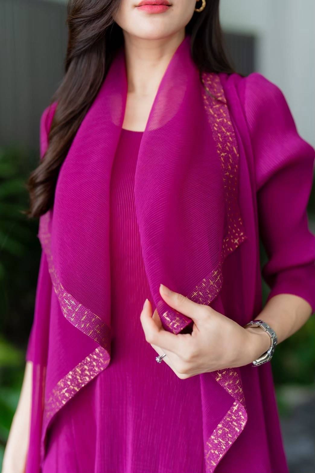 เดรสอัดพลีท ทรงแขนยาว เย็บแต่งเสื้อคลุม ผ้าบางซีทรูปกใหญ่ ซ้อนไปในตัว ประหนึ่ง2 in1 💫💫 ทั้งเดรส และเสื้อคลุมในตัว ใส่สบาย : สินค้าคุณภาพ (พร้อมส่ง)